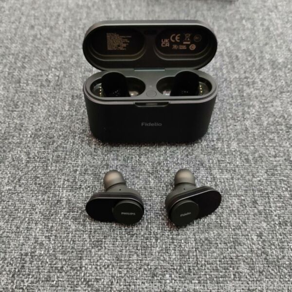 Philips Fidelio True Wireless Kopfhörer T1 (T1BK/00) - Case + Kopfhörer Philips Fidelio True Wireless Kopfhörer T1 (T1BK/00) - Case + Kopfhörer