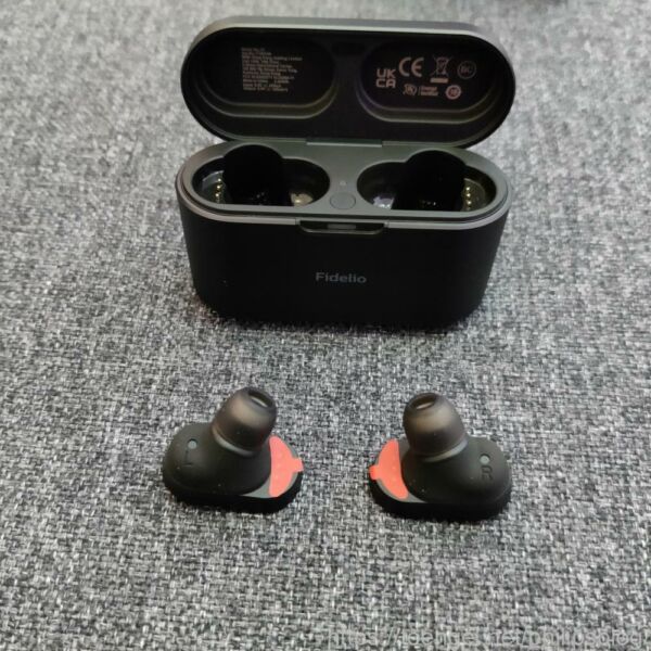 Philips Fidelio True Wireless Kopfhörer T1 (T1BK/00) - Case + Kopfhörer Philips Fidelio True Wireless Kopfhörer T1 (T1BK/00) - Case + Kopfhörer